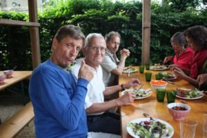 Un repas préparé ensemble en mélangeant les plats des uns et des autres.